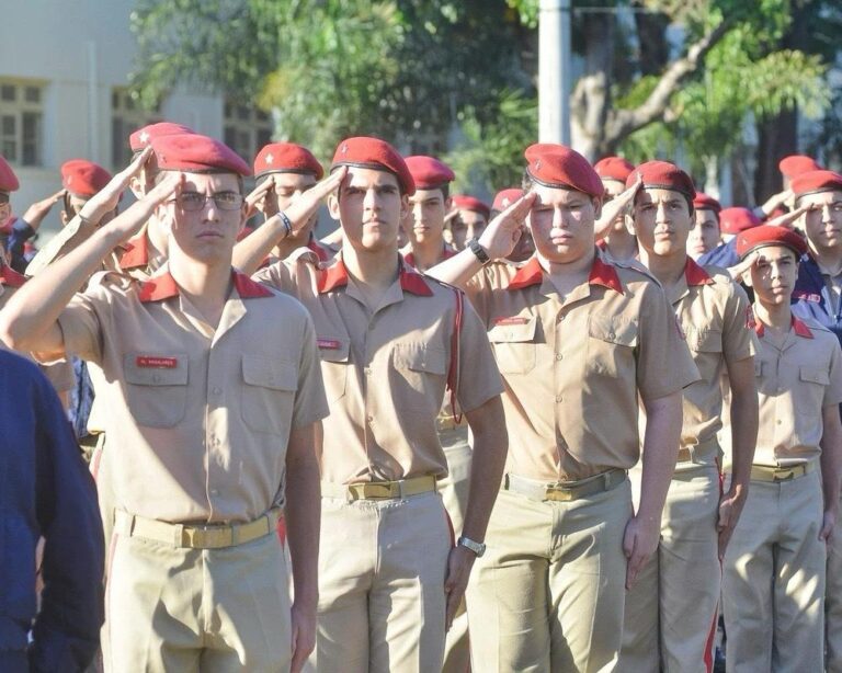 Governo de Minas suspende assembleias sobre Escolas Cívico-Militares