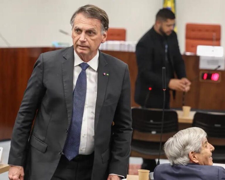 PGR entrega pedido de condenação de Bolsonaro e outros sete investigados ao STF