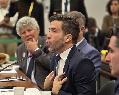 Suspensão de Janones por 90 dias inclui corte de salário, exoneração de assessores e fechamento de gabinete