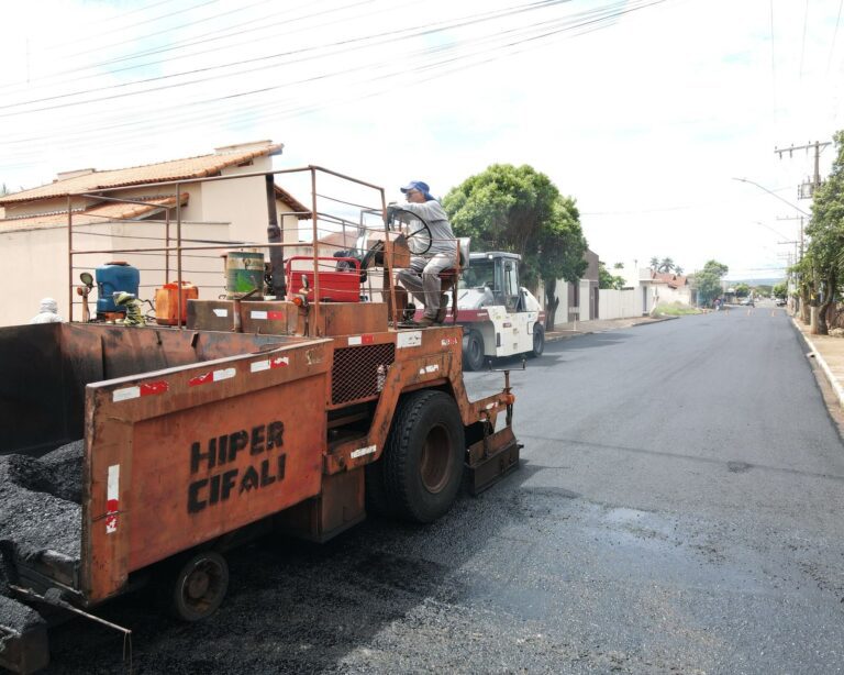 Centro de Ituiutaba recebe mais de 20 mil m² de asfalto em ruas e avenidas de grande fluxo