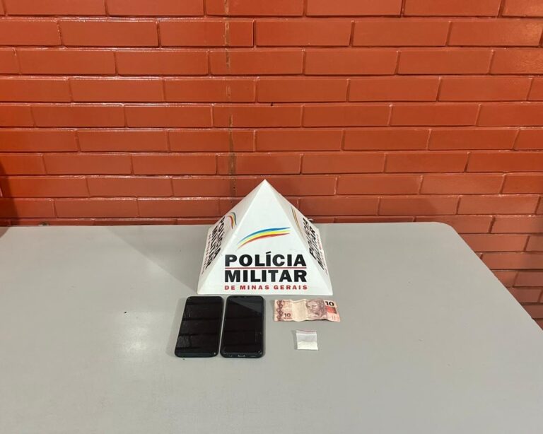 Trio é preso pela PMMG após serem flagrados traficando drogas em conveniência no Centro de Ituiutaba