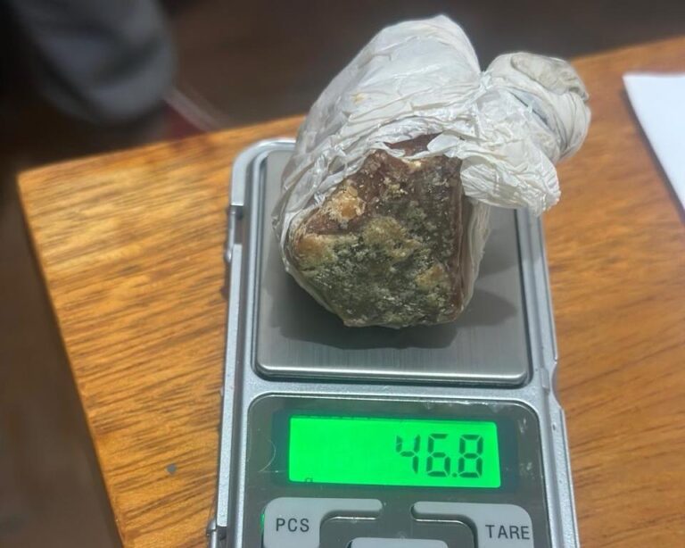 Mulher é presa pela PMMG em Santa Vitória por tráfico de drogas e adulteração de veículo