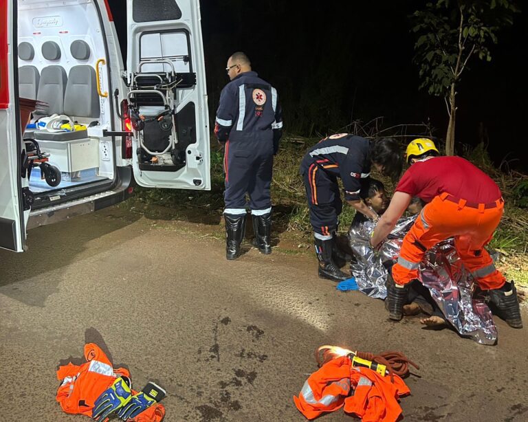 Duas pessoas quase se afogam após carro despencar de ponte e cair em córrego em Ituiutaba