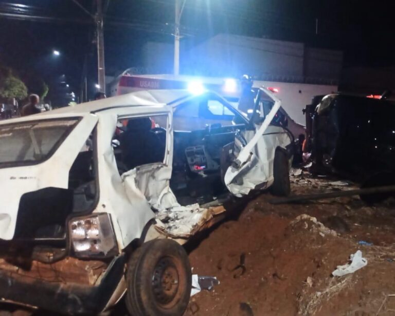 Adolescente fica gravemente ferida após colisão entre dois veículos em Ituiutaba (MG)