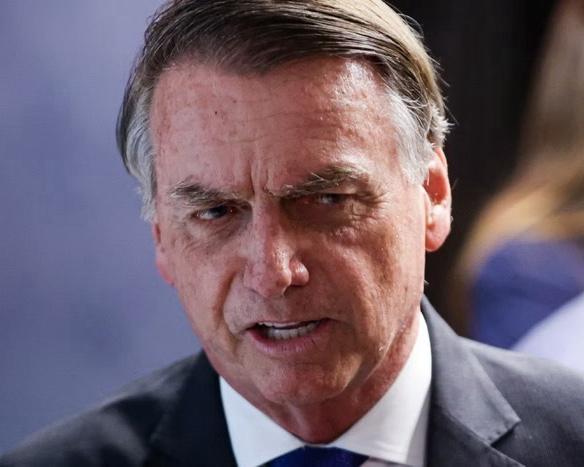 Moraes proíbe Bolsonaro de aparecer em redes sociais pessoais e de terceiros