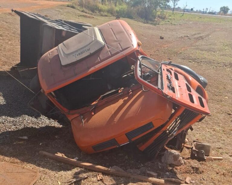 Caminhão carregado de brita tomba após pneu estourar na MGC-452