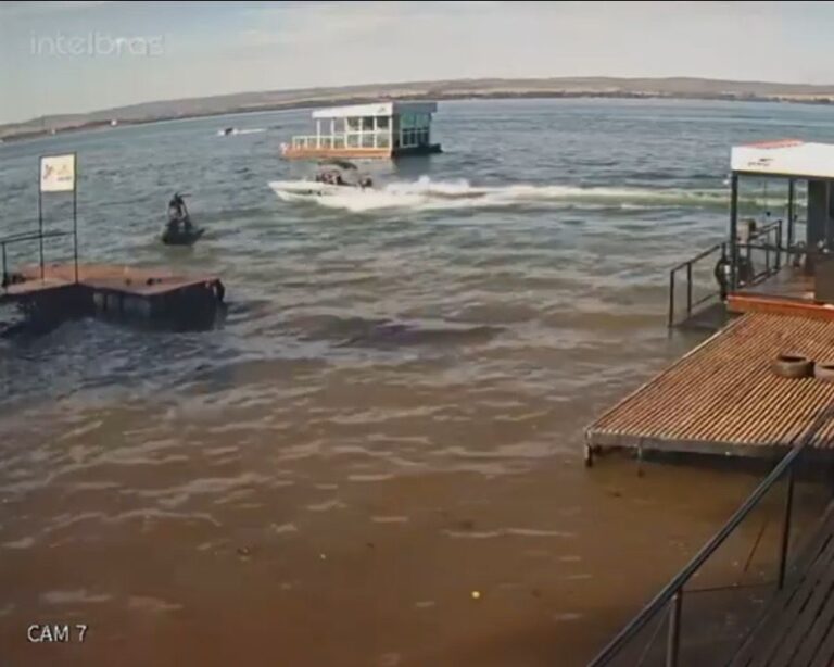 VÍDEO: Câmera registra momento em que banhista é atropelado por lancha na Prainha de Cachoeira Dourada (MG)
