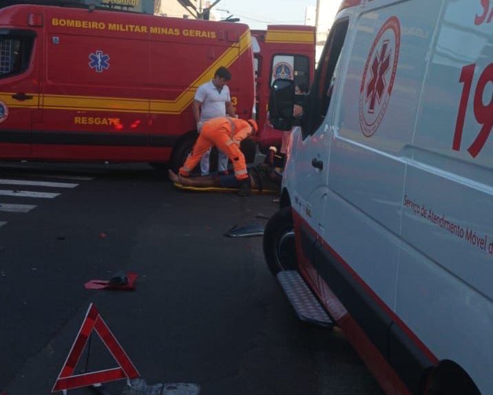 Colisão entre carro e moto deixa dois feridos no Centro de Ituiutaba