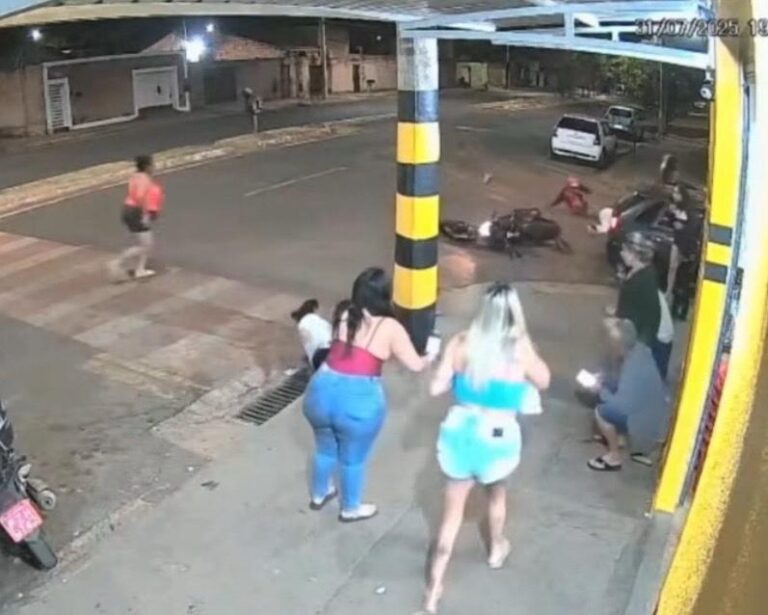 Motociclista sem habilitação atropela duas mulheres em faixa de pedestre em Uberaba (MG)