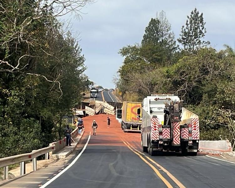 Carreta carregada com sorgo avança contramão e bloqueia MGC-452 em Perdizes