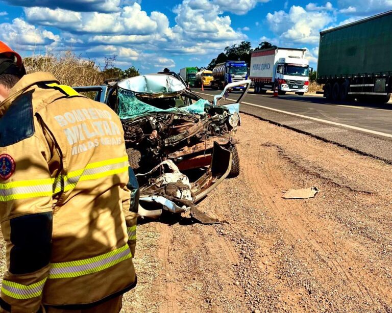 Grave acidente na BR-153 deixa homem preso às ferragens próximo ao Prata (MG)
