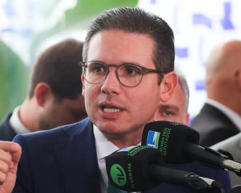 Motta envia à Corregedoria pedidos de afastamento de 15 deputados após motim no plenário