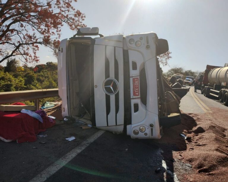 Caminhão carregado com sorgo tomba e deixa motorista ferido na MGC-452, em Perdizes
