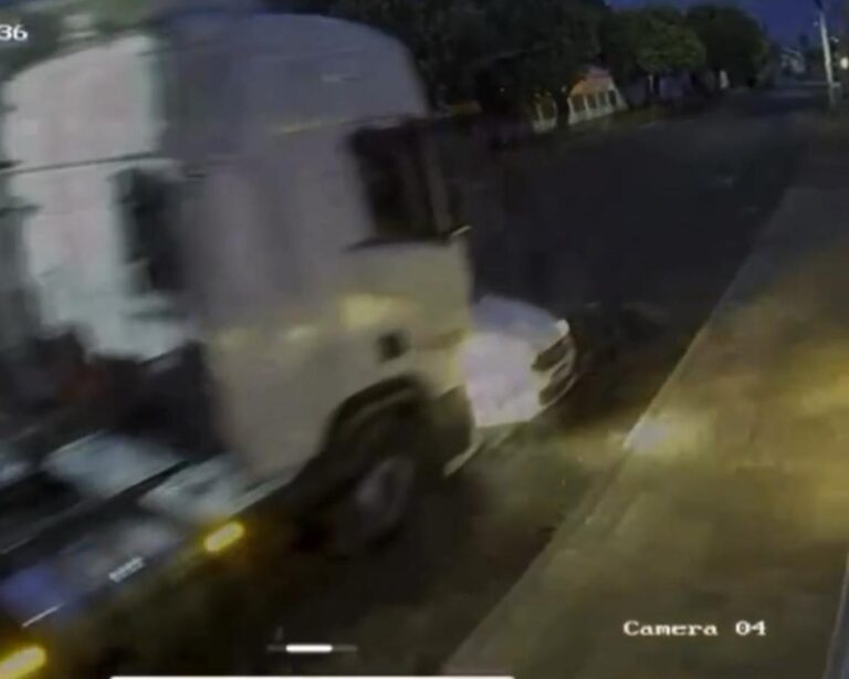 Colisão entre um carro e um caminhão fere idosa de 72 anos, em Ituiutaba (MG)