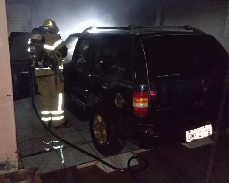 Incêndio em veículo é registrado dentro de garagem no Bairro São José, em Ituiutaba (MG)