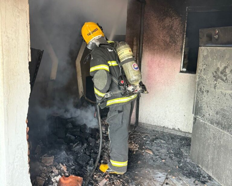 Incêndio atinge fábrica de pães e veículo no Bairro Platina em Ituiutaba
