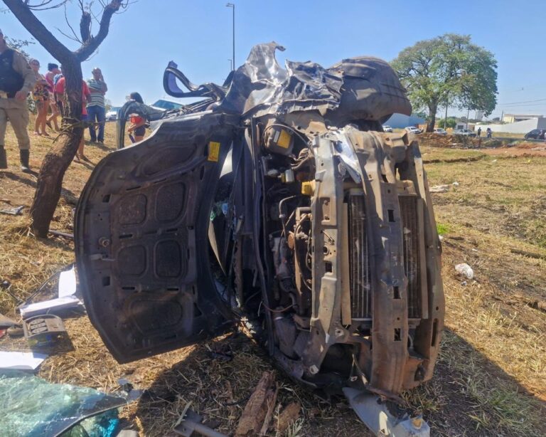 Colisão frontal seguida de capotamento deixa oito pessoas feridas na BR-050, em Uberlândia