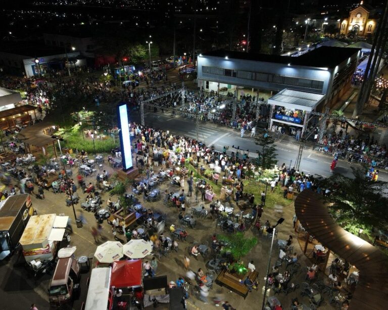 Desfile de 07 de Setembro reúne milhares de pessoas em Ituiutaba (MG)