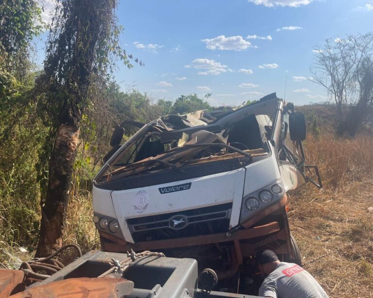 Micro-ônibus capota na MGC-497 em Iturama e deixa feridos