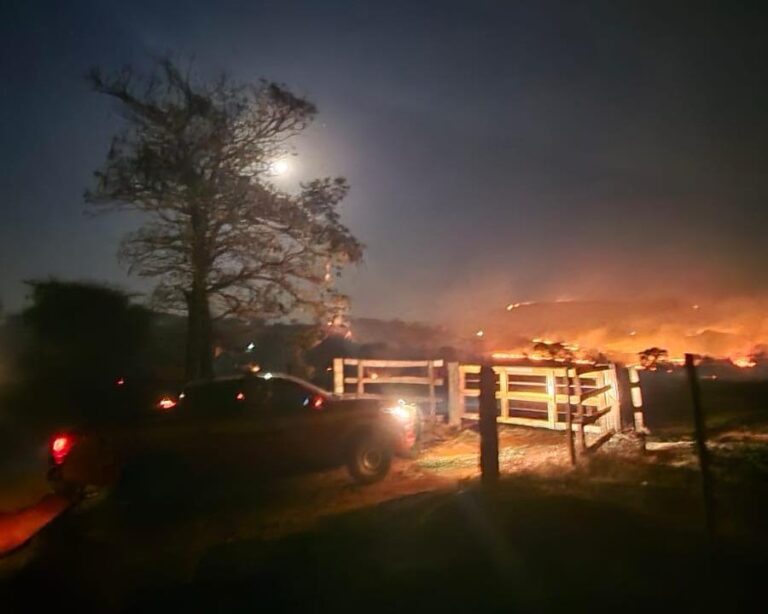 Chamas se espalham pela Serra do Bauzinho e mobilizam CBMMG e fazendeiros na Zona Rural de Ituiutaba