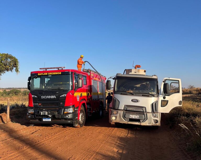 Ambulância de Canápolis com ocupantes pega fogo às margens da rodovia MGC-154, em Ituiutaba