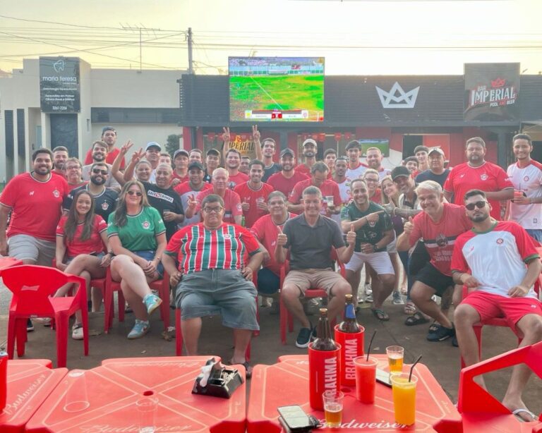 Torcida do Boa Esporte transforma bar em arquibancada e vibra com goleada fora de casa