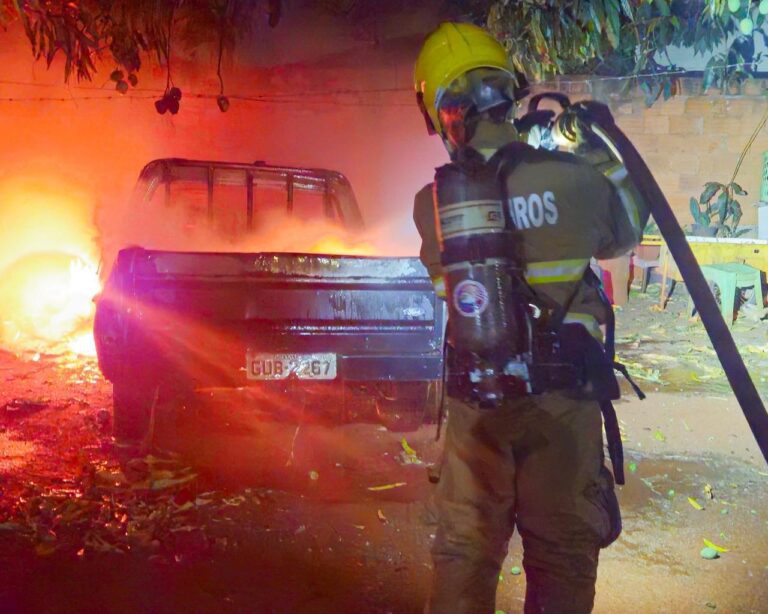 Incêndio de veículo dentro da garagem é registrado no Bairro Tupã, em Ituiutaba (MG)