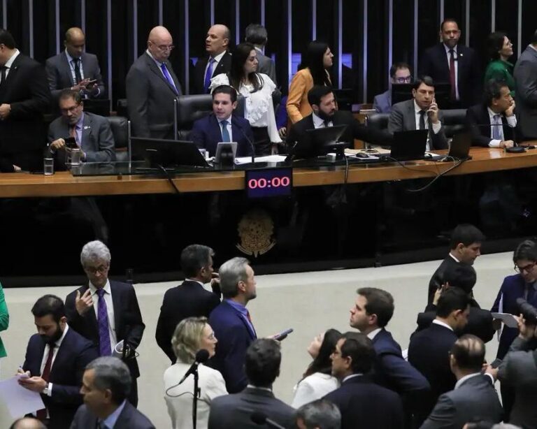 Câmara derruba voto secreto em processos contra parlamentares por falta de quórum