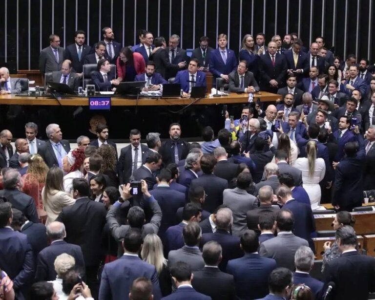 Câmara aprova urgência para projeto que concede anistia