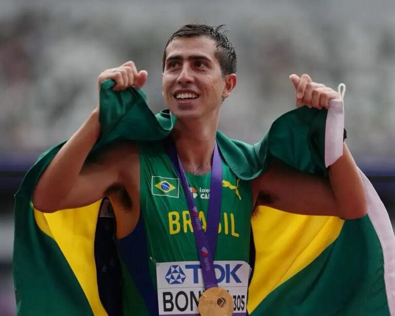 Caio Bonfim é campeão mundial dos 20 km da marcha atlética em Tóquio