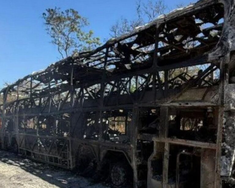 Ônibus do time de Paracatu pega fogo na rodovia com 33 pessoas a bordo após jogo da Segundona do Mineiro