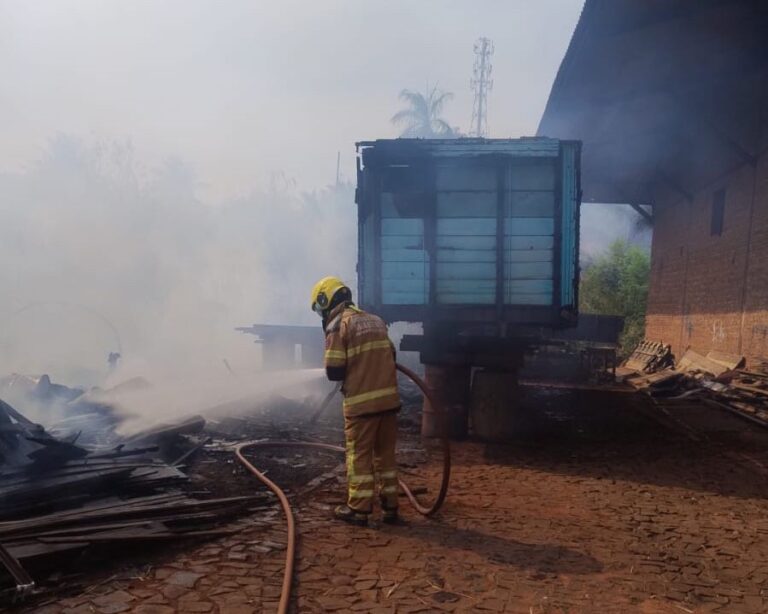 Bombeiros controlam incêndio em lote vago e evitam propagação das chamas em Ituiutaba (MG)