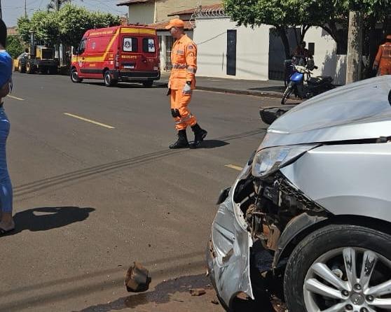 Acidente entre dois carros mobiliza Corpo de Bombeiros no Bairro Ipiranga em Ituiutaba (MG)