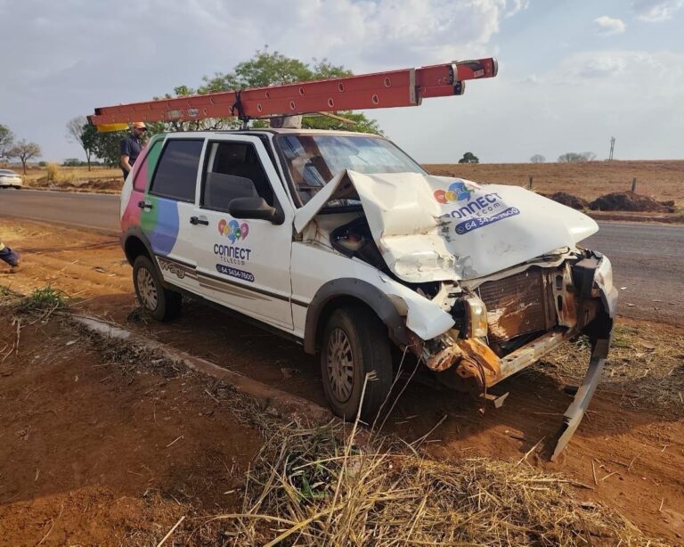 Colisão entre Fiat Uno e caminhão deixa duas pessoas feridas na MGC-154, próximo a Ituiutaba