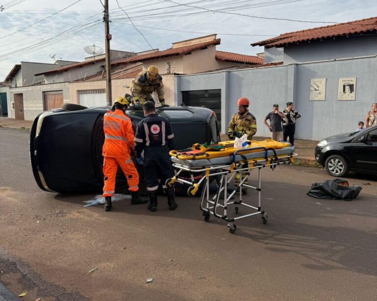 Idoso de 89 anos fica preso em veículo após colisão e capotamento em Ituiutaba
