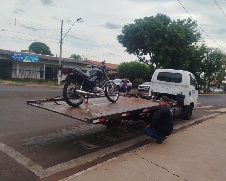 Motocicleta é removida durante operação de trânsito da Polícia Militar em Ituiutaba