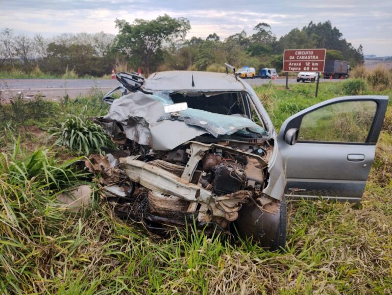 Colisão lateral entre Fiat/Uno e microônibus deixa motorista gravemente ferido na MGC-452