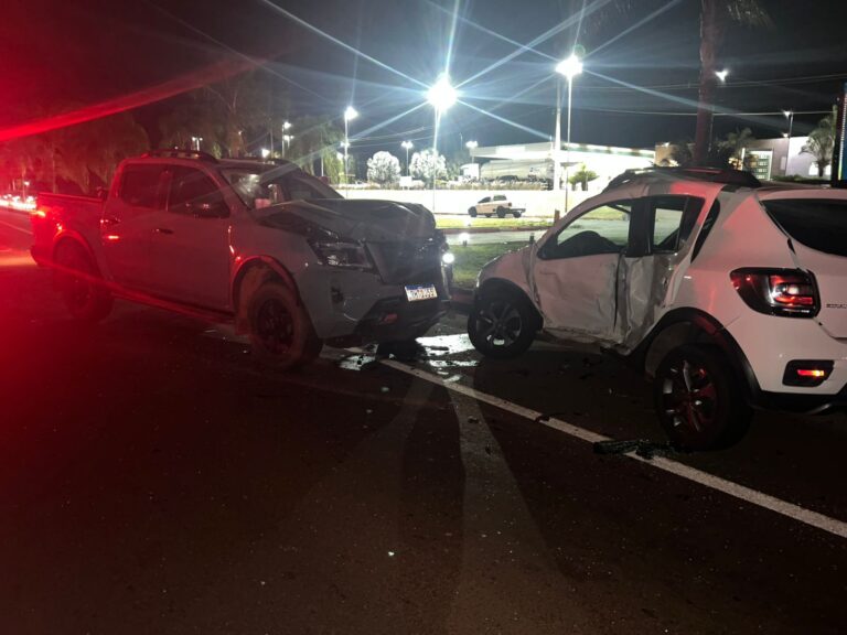 Mulher morre após colisão entre Sandero e Frontier na BR-364, em Campina Verde