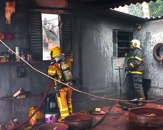 Casa pega foto no bairro Gardênia, em Ituiutaba