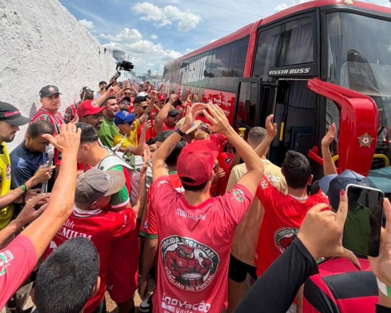 Torcida do Boa Esporte recebe time com festa em dia de decisão no Coleto de Paula