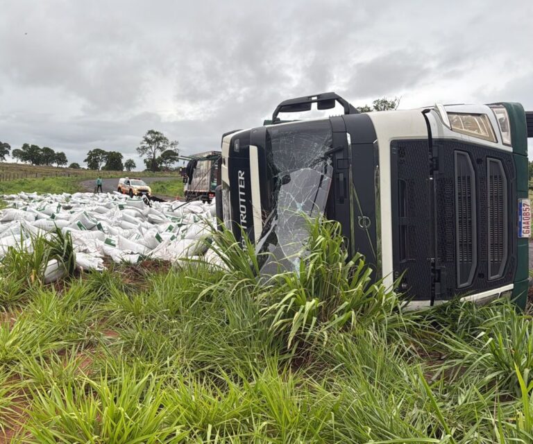 Carreta tomba após falha no sistema de freios na MGC-497, em Campina Verde