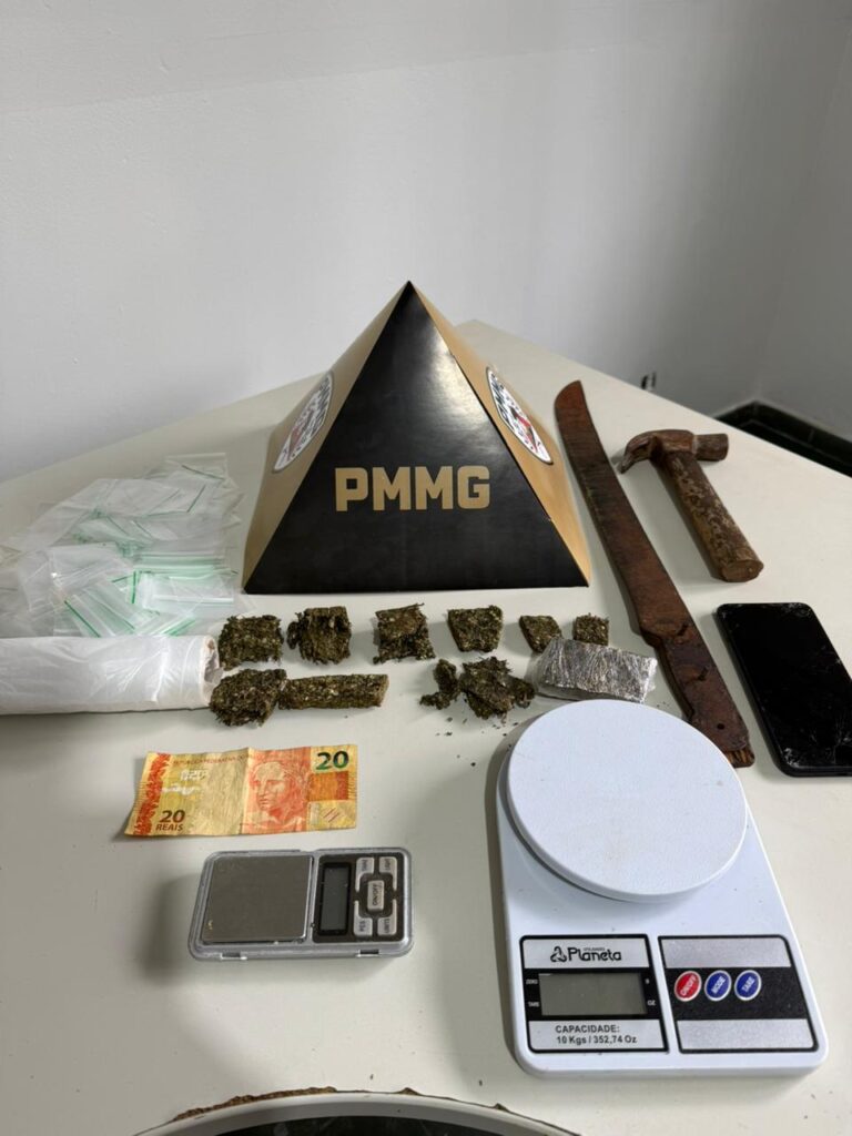 PM prende homem por tráfico de drogas em residência usada como ponto de preparo de entorpecentes no bairro Primavera 3, em Prata (MG)