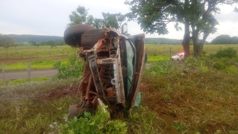 PM prende motorista por embriaguez ao volante após capotar veículo na MG-461, em Gurinhatã