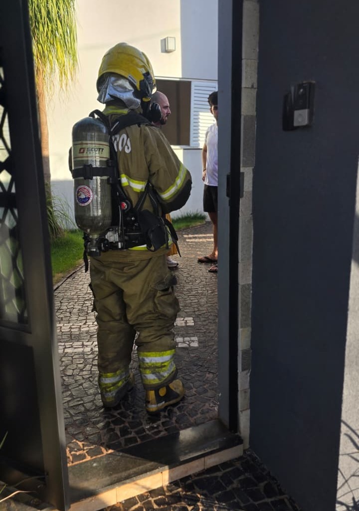 Corpo de Bombeiros atende ocorrência de princípio de incêndio em residência em Ituiutaba