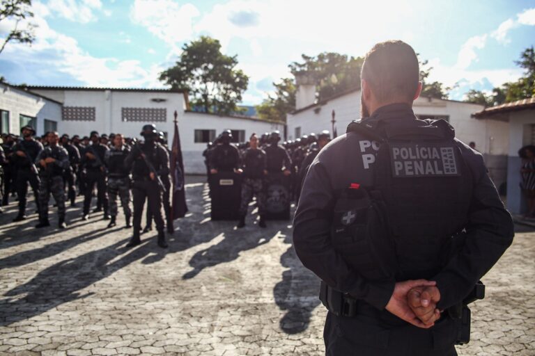 Concurso da Polícia Penal de Minas Gerais oferece mais de 1,1 mil vagas e salário acima de R$ 5 mil
