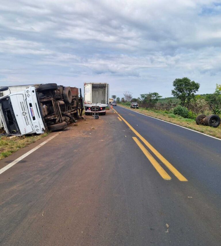 Caminhão tomba na MGC-497, entre Prata e Uberlândia