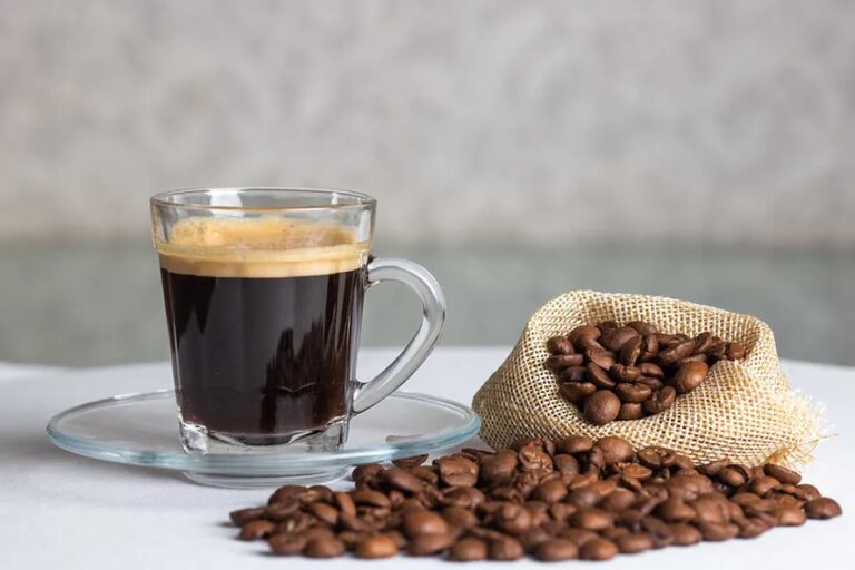 Brasileiro consome menos café após alta de preços, aponta Abic