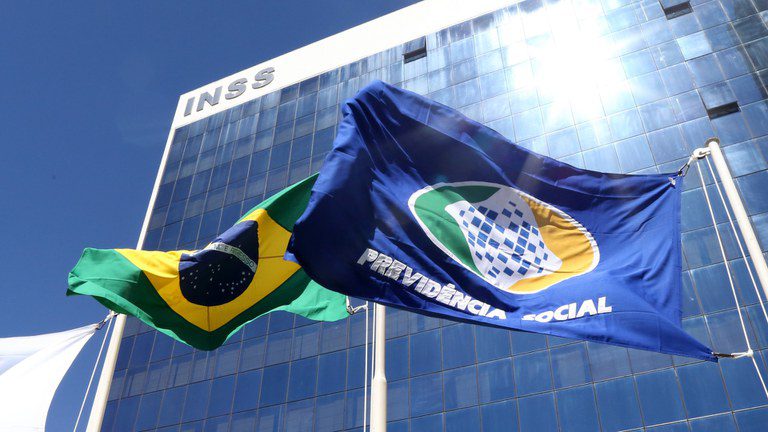 Governo sanciona lei que proíbe descontos indevidos em benefícios do INSS