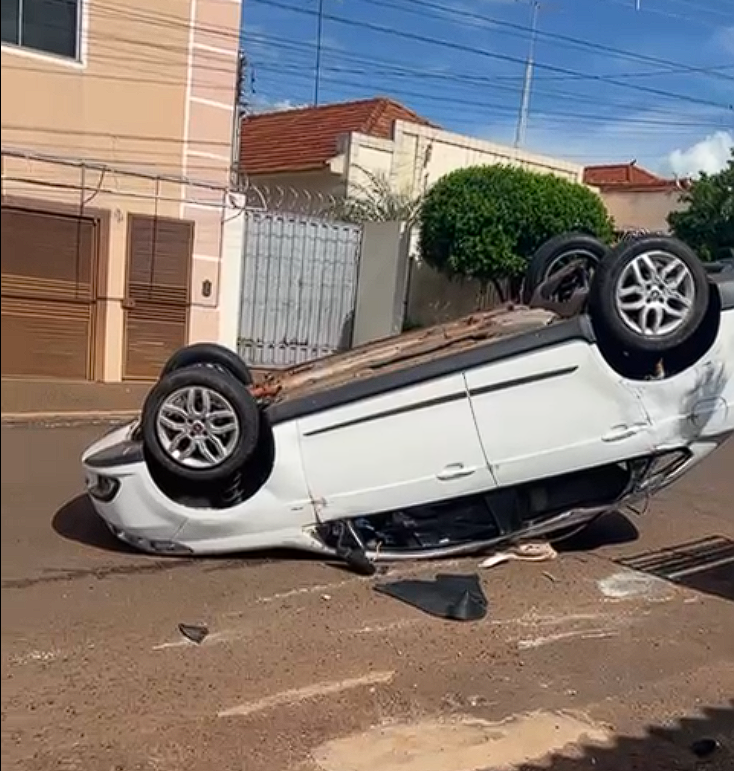 Acidente de trânsito termina com capotamento em cruzamento de Ituiutaba