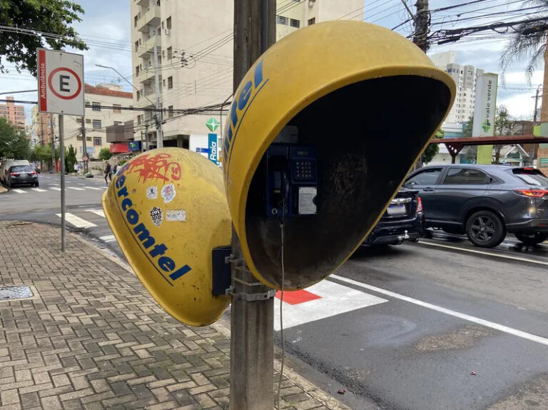 Símbolo urbano, últimos telefones públicos (orelhões) serão desligados até 2028